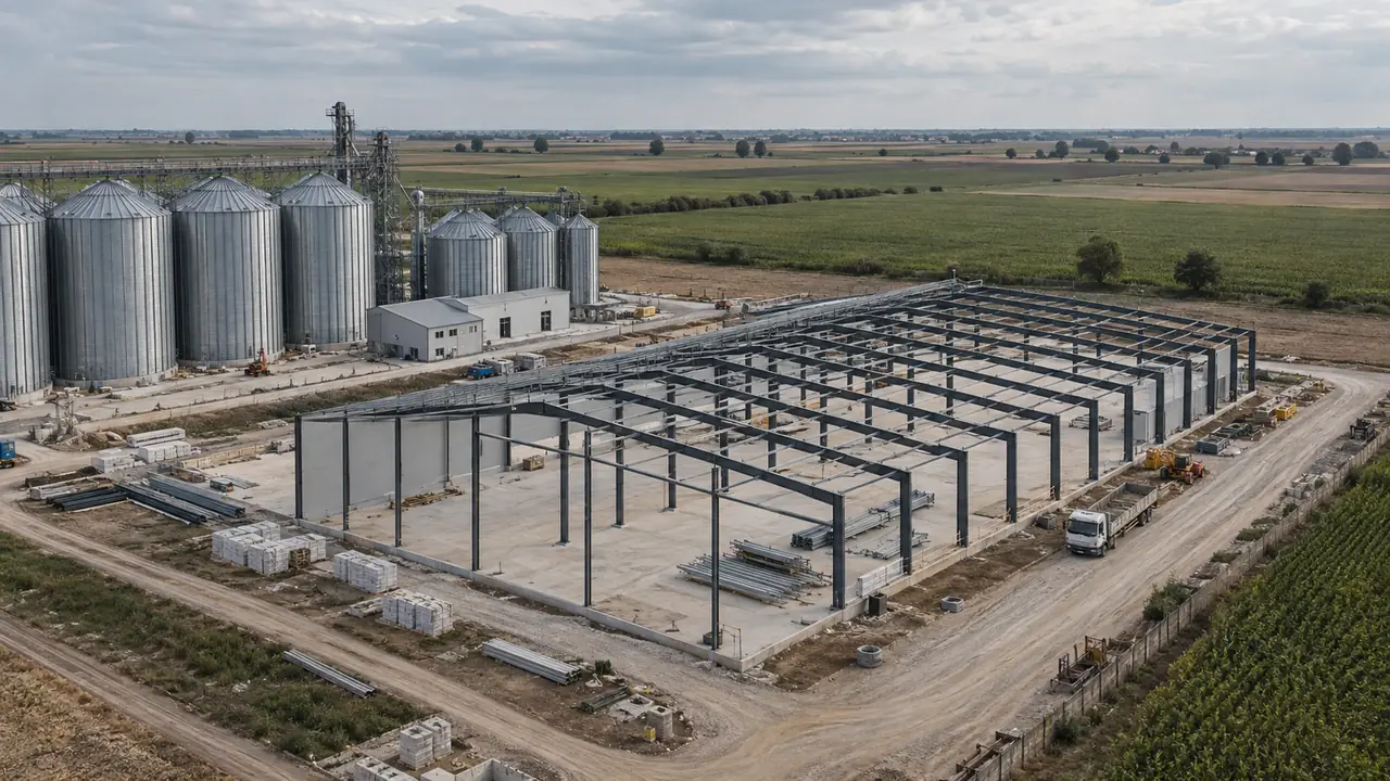 Imagine ilustrativă a unei hale în construcție lângă silozuri și terenuri agricole